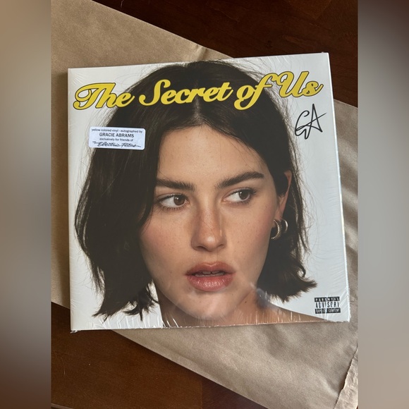 GRACIE ABRAMS THE SECRET OF US SIGNED AUTOGRAPHED YELLOW VINYL LP ALBUM ON COVER - Picture 13 of 15